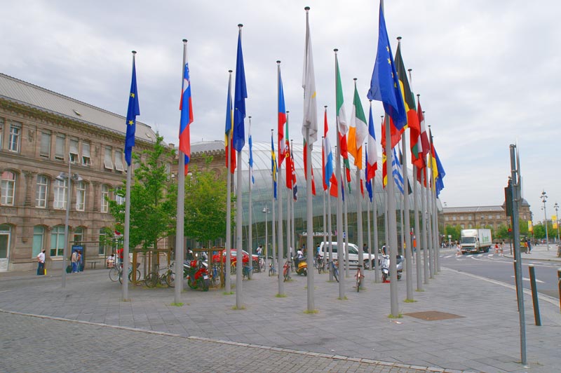 poteaux drapeaux gare de Strasbourg mobilier urbain