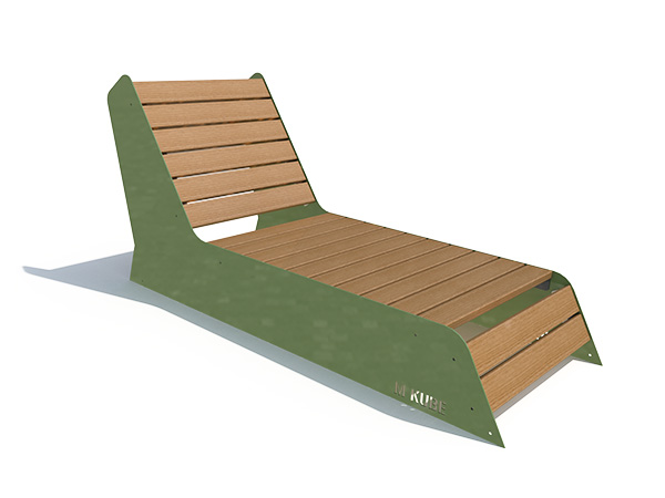 Chaise longue design M-KUBE pour espace public, assise mélèze et cotés acier laqué
