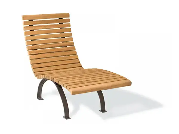 Chaise longue COMFORT 1 place NUSSER en fonte d'aluminium anthracite et bois FSC vue de face
