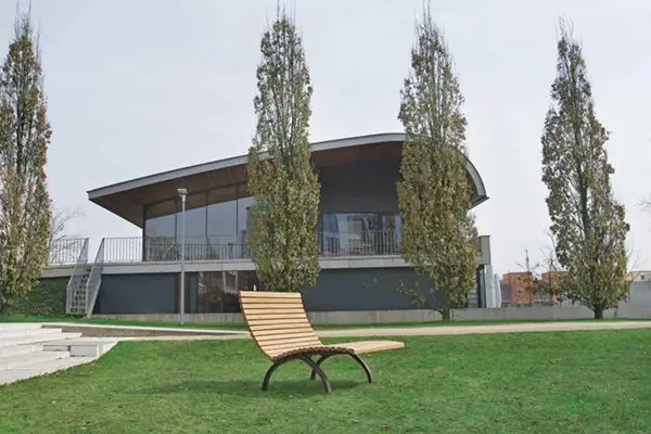 Chaise longue COMFORT 1 place NUSSER installée dans un parc public avec végétation