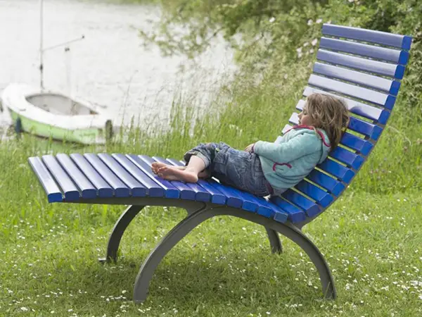 Banc relax individuel NUSSER en situation d'usage dans un espace vert urbain