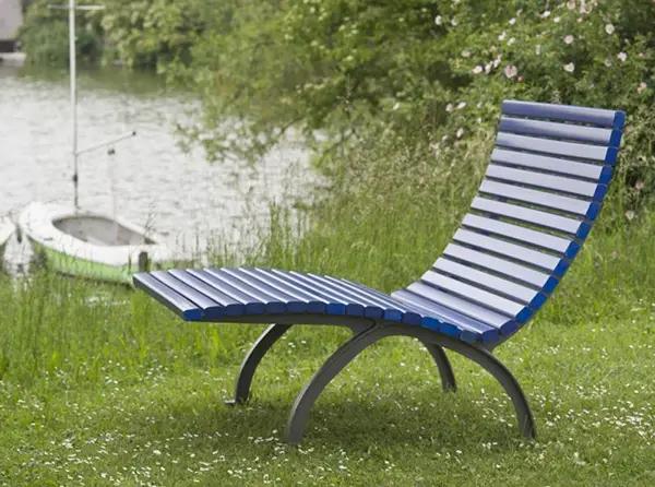 Chaise longue COMFORT simple dans un jardin public avec arbres en arrière-plan