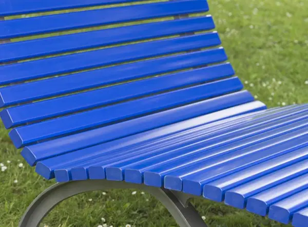 Mobilier urbain NUSSER COMFORT 1 place intégré dans un parc paysager