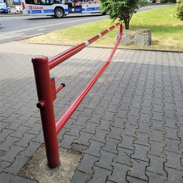 Barrière-porte pivotante SCHAKE rouge et blanche installée à l'entrée d'un parc pour contrôle d'accès