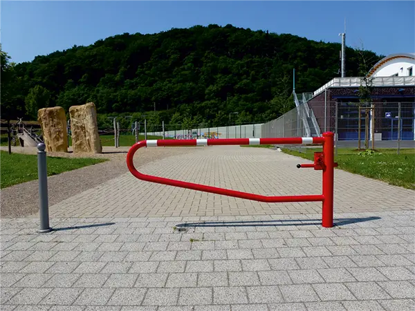 Barrière-porte pivotante SCHAKE rouge et blanche installée à l'entrée d'une école